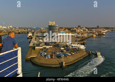 Ijmuiden, Pays-Bas - le 18 septembre 2014 - Un terminal de ferries dans le port de ijmuiden dans le soleil du soir vu depuis le pont supérieur d'un departin Banque D'Images