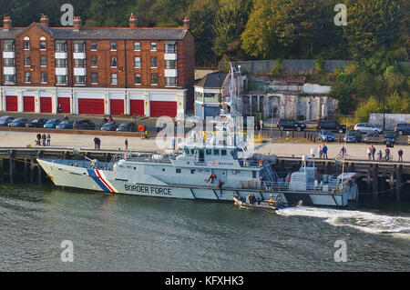 Newcastle, Royaume-Uni - Octobre 5th, 2014 - uk border vigueur cutter chercheur à hmc les amarres avec le bateau de patrouille le long des côtes à venir Banque D'Images