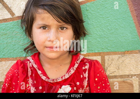 Téhéran, Iran - le 16 août 2017 Portrait d'une petite fille la vente de petits paquets de tissus à chaussées Banque D'Images