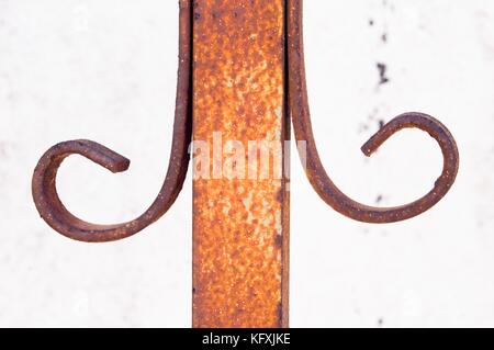 Détail de l'ancienne et la balustrade rouillée en blanc isolé Banque D'Images