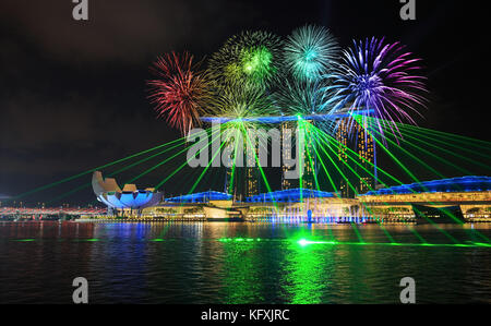 Beau feu d'artifice sur la ville de Singapour de nuit avec show laser à Marina Bay water front Banque D'Images