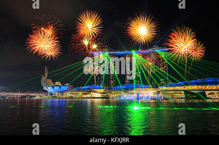 Beau feu d'artifice sur la ville de Singapour de nuit avec show laser à Marina Bay water front Banque D'Images