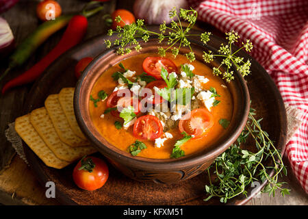 Soupe de crème au four purée de tomates, aubergines, poivrons, oignon rouge. L'alimentation végétarienne saine. Style rustique Banque D'Images