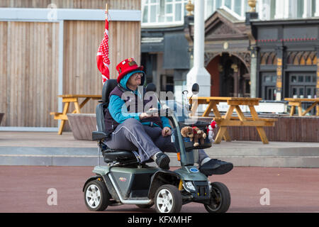 Man riding un handicap sur le extrovertly habillé de vélo promenade Hastings, East Sussex Banque D'Images