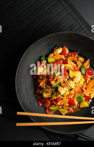 La nourriture chinoise avec viande et légumes sur fond noir Banque D'Images