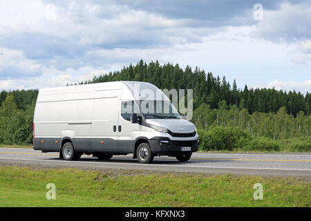 Forssa, Finlande - le 25 juillet 2015 : nouveau iveco daily van sur la route dans le sud de la Finlande. Le nouveau Iveco Daily est le van de l'année 2015. Banque D'Images