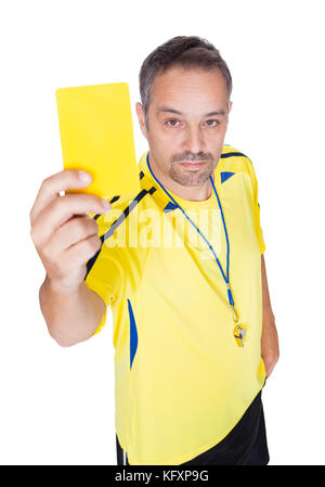 Arbitre de football montrant carte jaune sur fond blanc Banque D'Images