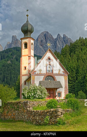 Eglise Saint Johann à Ranui avec la chaîne de montagnes Odle Group, vallée de Villnöß, Alto Adige, Italie Banque D'Images
