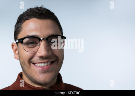 Close-up de l'Homme à lunettes smiling at the camera Banque D'Images