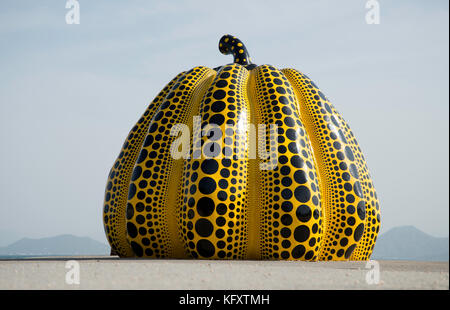 Yayoi kusuma's sculpture de citrouille jaune Banque D'Images