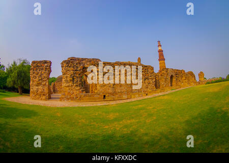 Delhi, Inde - le 25 septembre 2017 : close up of old stoned structures avec une belle vue de Qutub Minar nehind, est la plus haute tour de briques dans le monde en Inde Banque D'Images