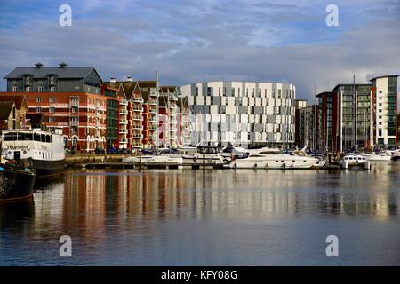 Université de Suffolk, le Salthouse Harbour Hotel et les immeubles à appartements par le Neptune marina à Ipswich, Suffolk. Banque D'Images