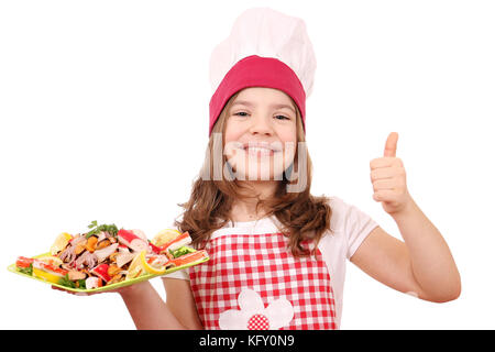 Happy little girl cook avec fruits de mer et thumb up Banque D'Images