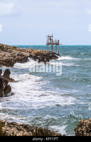 Tour de pêche traditionnels, Peschici et le Parc National du Gargano. L'Italie. Banque D'Images