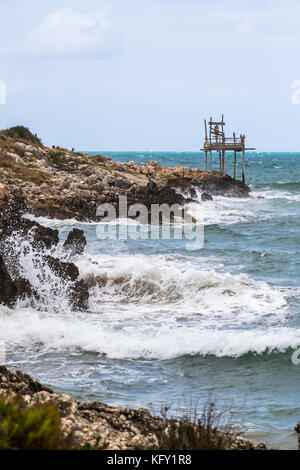 Tour de pêche traditionnels, Peschici et le Parc National du Gargano. L'Italie. Banque D'Images