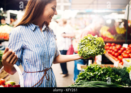 Photo de femme au marché acheter des légumes Banque D'Images