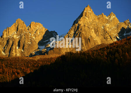 Les Aiguilles de Chaminox vu de Chamonix au coucher du soleil en automne, Alpes, France Banque D'Images