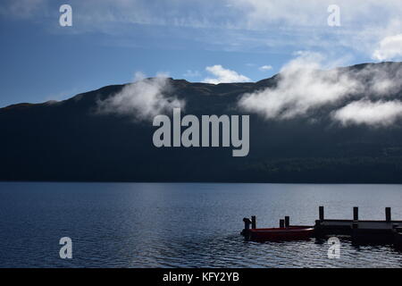 Bateau rouge sur le loch Lomond Banque D'Images