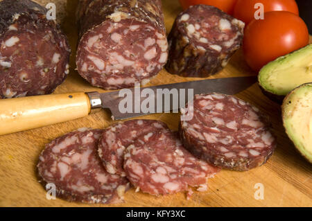 Salami de sanglier à la Simon Gaskell's farm (le vrai) à l'entreprise de sanglier Keynell Yatton, Wiltshire Banque D'Images