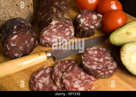 Salami de sanglier à la Simon Gaskell's farm (le vrai) à l'entreprise de sanglier Keynell Yatton, Wiltshire Banque D'Images