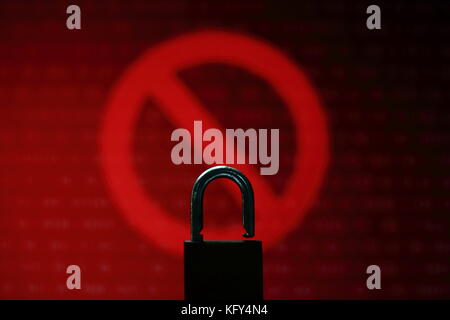 L'écran de l'ordinateur piraté ou visus binaire rouge code informatique de l'arrière-plan de l'écran d'une rançon avec symbole d'arrêt signe. Banque D'Images