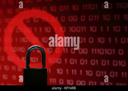 L'écran de l'ordinateur piraté ou visus binaire rouge code informatique de l'arrière-plan de l'écran d'une rançon avec symbole d'arrêt signe. Banque D'Images