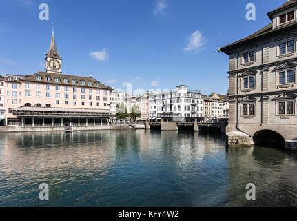 Les façades de bâtiment traditionnel reflétant dans la rivière Limmat dans la vieille ville de Zurich en Suisse sur un jour d'été ensoleillé Banque D'Images