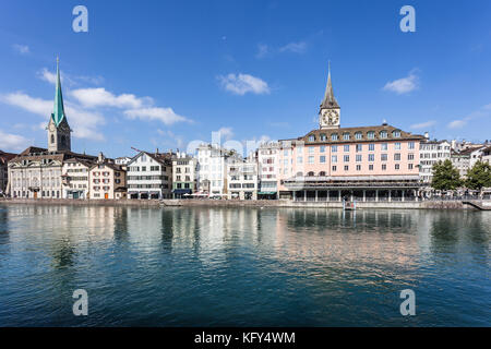 Les façades de bâtiment traditionnel reflétant dans la rivière Limmat dans la vieille ville de Zurich en Suisse sur un jour d'été ensoleillé Banque D'Images