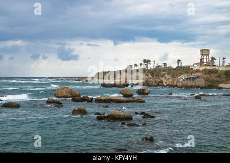 Le temps orageux avec des vagues sur le littoral de Tyr, Liban Banque D'Images