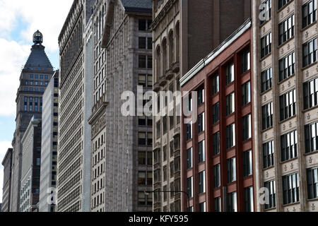 Le S. Michigan Ave treetwall «' est à 11 pâtés de maisons de la mi-1930 et des immeubles de grande hauteur en face de Grant Park et a été désigné comme un lieu historique en 2002 Banque D'Images