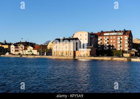 Karlskrona, Suède - 30 octobre 2017 : documentaire sur l'environnement. Partie de la ville vue de la mer. L'entrepôt Hollstromska bâtiment historique dans Banque D'Images