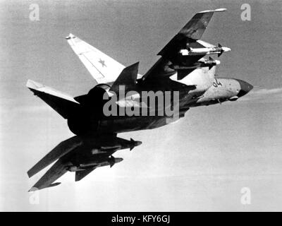 Intercepteur de jet MIG-25 'Foxbat' soviétique et avion de reconnaissance transportant quatre missiles air-air Acrid AA-6 à air. Banque D'Images