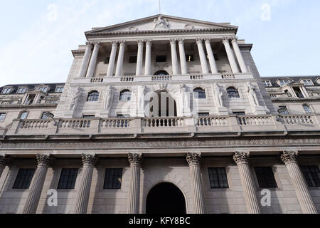 Un point de vue général de la Banque d'Angleterre, Londres, car les ménages devraient être frappés par la première hausse des taux d'intérêt pendant plus de 10 ans jeudi, la Banque d'Angleterre cherchant à refroidir l'inflation galopante. Banque D'Images