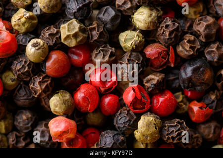 Milieux et de textures : beaucoup de poivrons multicolores corns, close-up shot, résumé culinaire Banque D'Images