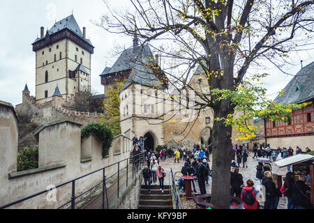 Karlstejn, République tchèque- octobre 28, 2017 : les gens de visiter le château de Karlstejn dans un automne pluvieux jour. c'est l'un des plus célèbres et plus déficience auditive s' Banque D'Images