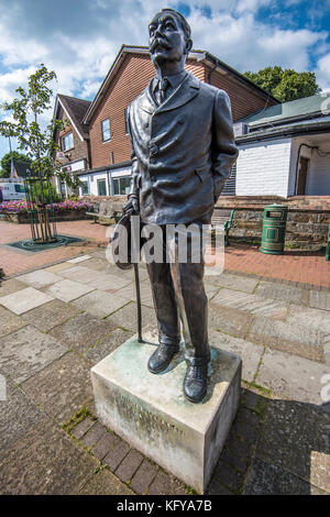 Sir Arthur Conan Doyle, statue commémorant le créateur de Sherlock Homes, le célèbre détective auto-désigné. Crowborough. Statue du Sussex de l'est. Banque D'Images