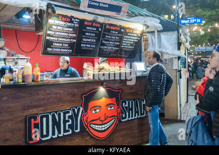 Profitez des gourmets les offrandes à Broadway de urbanspace bites marché plein air dans la région de Greeley Square à New York le mercredi, Octobre 25, 2017. le populaire salon de l'alimentation temporaire, de l'Herald square/ Greeley Square Shopping District, apporte toute une gamme de restaurants offrant un coin repas extérieur attire l'expérience des employés de bureau de la faim dans la région, les consommateurs et les touristes. (© richard b. levine) Banque D'Images