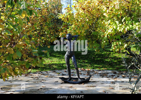 Statue en bronze d'une naïade situé dans le jardin Magnolia à Penshurst Place, une maison historique dans le Weald of Kent, datant du 14e siècle. Banque D'Images