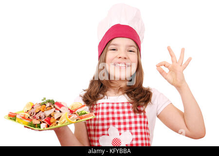 Happy little girl cook avec fruits de mer et la main ok sign Banque D'Images