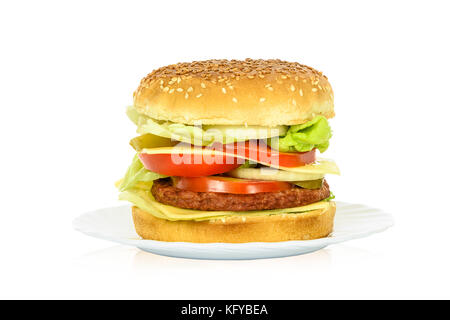 Hamburger savoureux burger de boeuf, en gros plan sur une assiette et isolé sur fond blanc. Banque D'Images