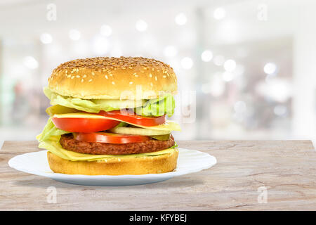 Image composite de hamburger savoureux burger de boeuf, en gros plan sur une plaque dans le restaurant. Banque D'Images