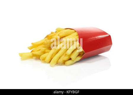 Frites dans une boîte de carton rouge en close-up et isolé sur fond blanc Banque D'Images