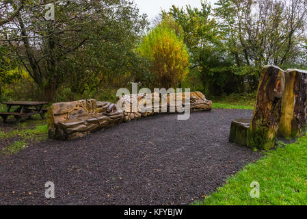 Château semple, lochwinnoch, Écosse, 2017-28 octobre : sentier nature au château de semple qui contient beaucoup d'articles comme ces main en bois sculpté de l'empl Banque D'Images