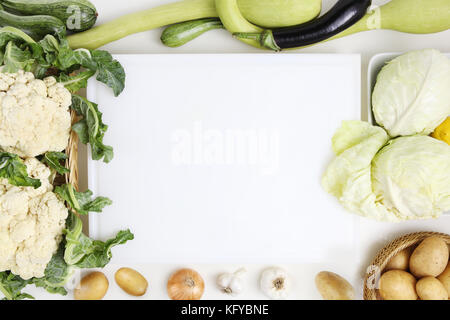 Vue de dessus les légumes à découper cuisine blanc sur topwork avec du chou-fleur Courgette Aubergine et pomme Banque D'Images