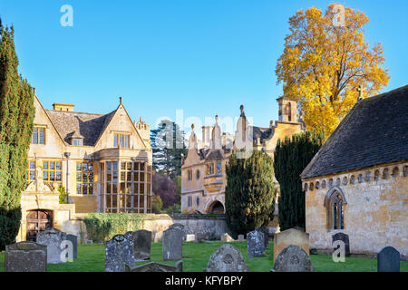 Maison Stanway, gate house et tulip tree en fin d'après-midi la lumière de St Peters Church yard / Stanton en automne,. Cotswolds, Gloucestershire, Angleterre Banque D'Images