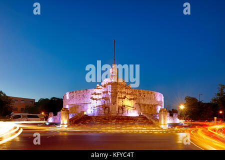 Photo de nuit du Monument à Motherland, Monumento a La Patria en espagnol, avec la voiture tout en légèreté, à Merida, Yucatan, Mexique Banque D'Images