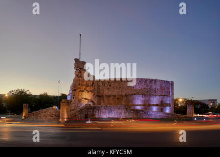 Photo de nuit du Monument à Motherland, Monumento a La Patria en espagnol, avec la voiture tout en légèreté, à Merida, Yucatan, Mexique Banque D'Images