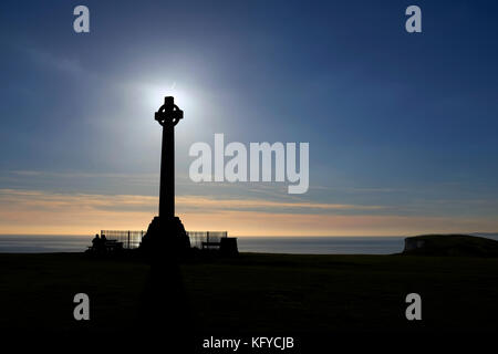 Croix celtique, monument, Chalk, falaises, clôture, gazon, Tennyson Down, l'eau douce, Bay, Compton Bay, île de Wight, Angleterre, Royaume-Uni, Banque D'Images