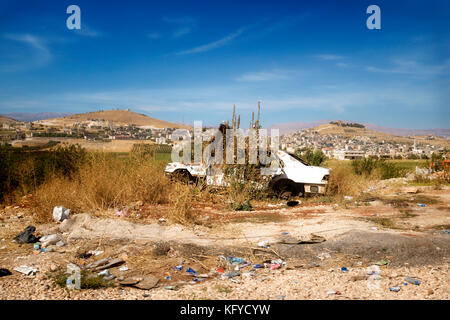 Voiture abandonnée dans la vallée de la Bequaa lors d'une journée ensoleillée, vallée de la Bequaa Banque D'Images
