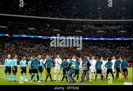 Les deux équipes se serrent la main avant le match de l'UEFA Champions League, Groupe H au stade de Wembley, à Londres. Banque D'Images